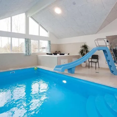بيت للعطل Sleeps 18 Pool Wifi Højby