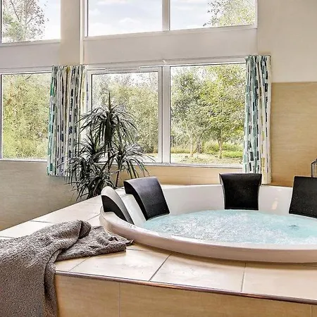 Sleeps 18 Pool Wifi بيت للعطل Højby
