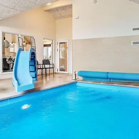 بيت للعطل Sleeps 18 Pool Wifi Højby