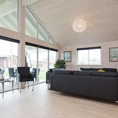 Sleeps 18 Pool Wifi بيت للعطل Højby